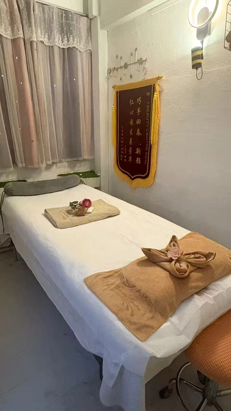 Actual treatment bed and linen at iBeauty Centre